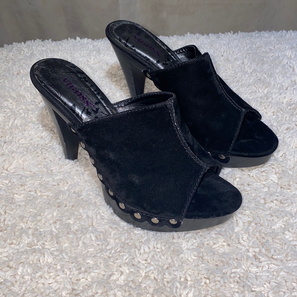 Vigoss black faux suede heels with studs on the sides size 8.5 new condi…